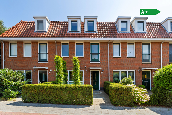Goed onderhouden tussenwoning in jaren ‘30 stijl, met vier slaapkamers en diepe achtertuin